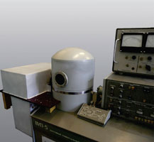 Двухканальная индукционная вакуумная печь-приставка для установки вакуумного напыления